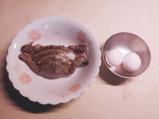 蛋蒸螃蟹,蛋和螃蟹。