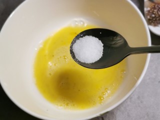 蛋蒸螃蟹,鸡蛋打散，放入盐巴增加咸度。