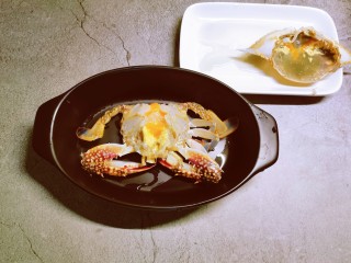 蛋蒸螃蟹,收拾干净的螃蟹摆入盘中。