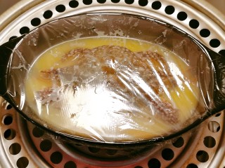 蛋蒸螃蟹,盖上保鲜膜，扎几个孔，放入蒸锅蒸18分钟。