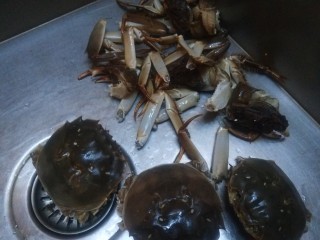 蛋蒸螃蟹,清洗干净。