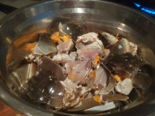 蛋蒸螃蟹,放入盆中加入姜丝，料酒拌均匀。