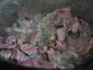 圆椒炒牛肉,热锅凉油，倒入牛肉片炒至断色