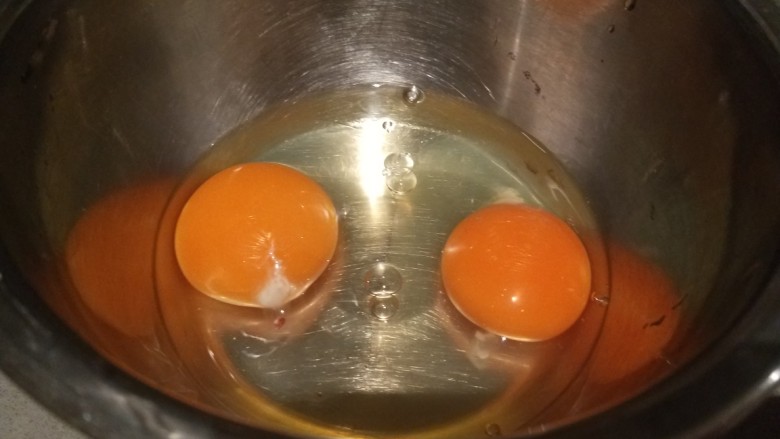 包菜粉丝炒鸡蛋,打入两个鸡蛋搅拌均匀。
