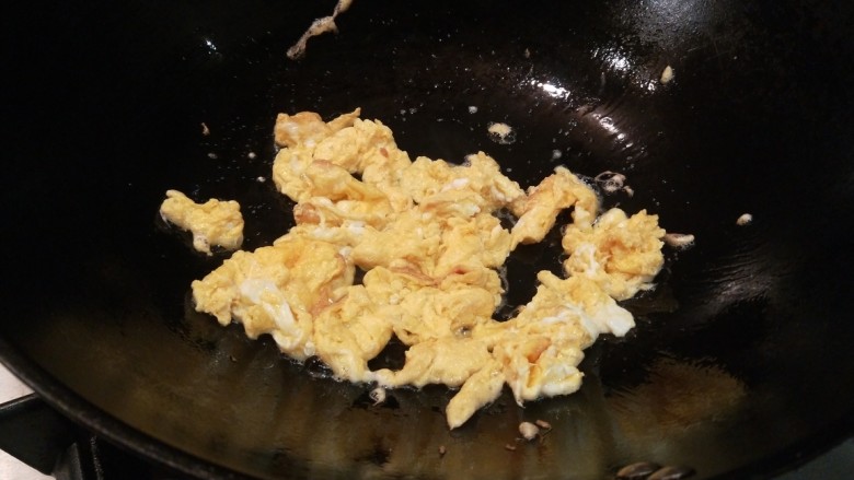 包菜粉丝炒鸡蛋,倒入鸡蛋炒均匀倒出备用。