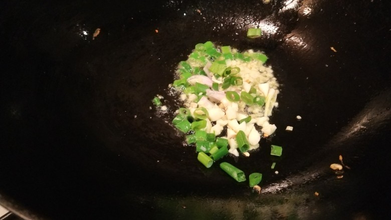 包菜粉丝炒鸡蛋,锅中倒入少许油炒香葱姜蒜。