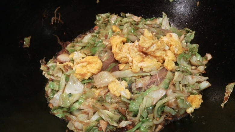 包菜粉丝炒鸡蛋,倒入鸡蛋，加入适量盐，在用水淀粉勾芡即可出锅。