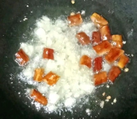 素炒双丁,大蒜和干辣椒在油锅里爆香