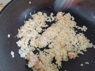 万圣节南瓜虾仁炒饭,剩米饭中打入一颗鸡蛋，起锅烧油，下入虾仁煸炒至变色，倒入米饭炒散开