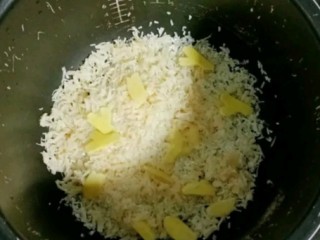 干贝肉沫蔬菜粥,大米清洗干净倒入锅内，放入干贝丝和姜片