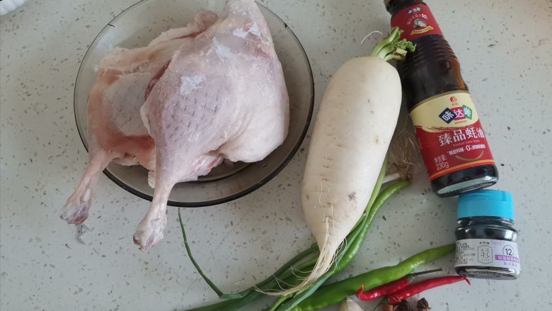 白萝卜炖鸭肉,准备食材备用