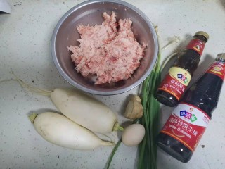 白萝卜猪肉饺子,准备食材备用，猪肉馅是我提前朵好的
