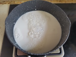 椰丝牛奶小方糕,小奶锅中加入牛奶