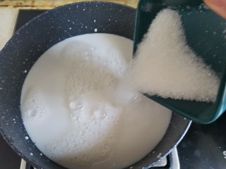 椰丝牛奶小方糕,加入白砂糖