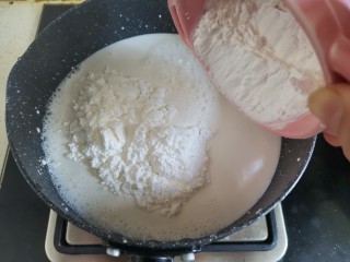 椰丝牛奶小方糕,加入玉米淀粉搅拌均匀