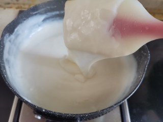 椰丝牛奶小方糕,搅拌至浓稠，能够挂住铲子立刻关火
