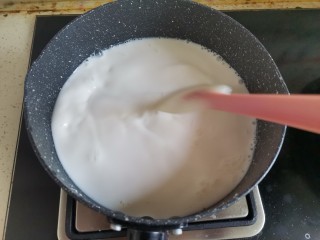 椰丝牛奶小方糕,开小火不停的搅拌