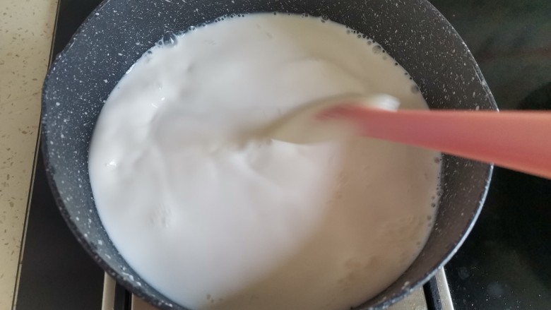 椰丝牛奶小方糕,开小火不停的搅拌