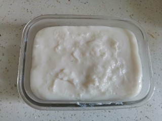 椰丝牛奶小方糕,倒入模具中，自然冷却后放入冰箱冷藏两个小时