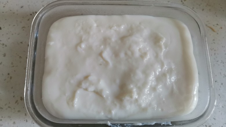椰丝牛奶小方糕,倒入模具中，自然冷却后放入冰箱冷藏两个小时