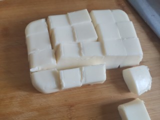 椰丝牛奶小方糕,放凉后会自动凝固，然后倒扣出来切成小方块