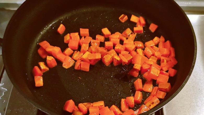 素炒双丁,起油锅放入食用油，油热后放入胡萝卜丁翻炒。