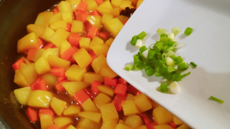 素炒双丁,翻炒至土豆和胡萝卜的口感适合自己，撒上香葱碎，关火出锅。