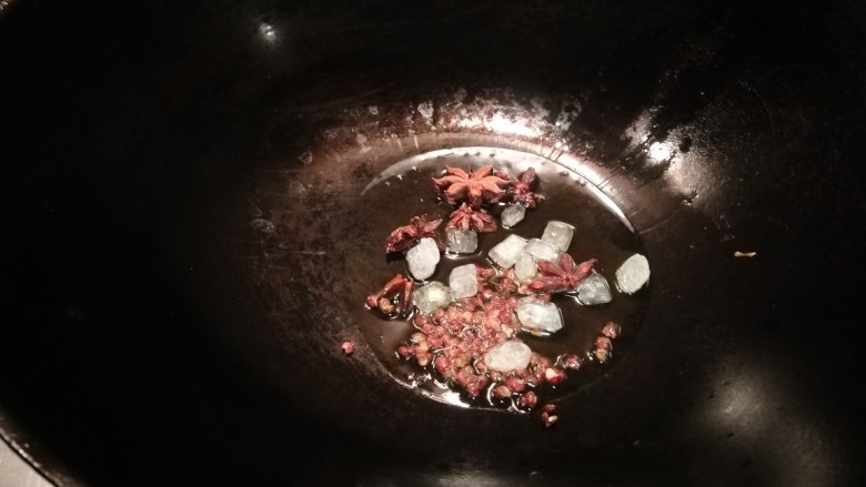胡萝卜烧排骨,锅中倒入适量油烧热炒冰糖，八角，花椒。