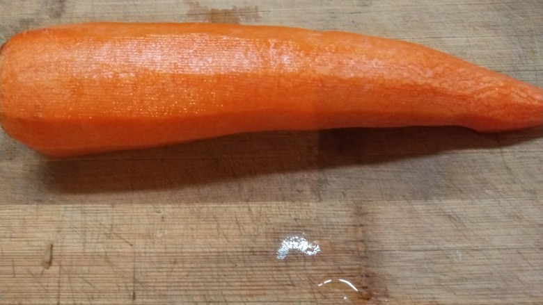 胡萝卜烧排骨,胡萝卜去皮洗干净。