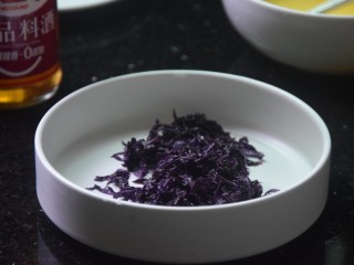 紫菜蛋花汤,紫菜冲洗一下，撕开