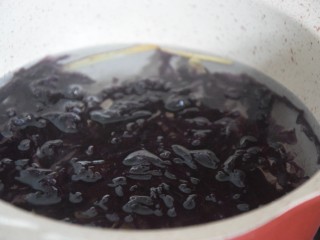 紫菜蛋花汤,锅中加入适量清水，放入紫菜一起煮开