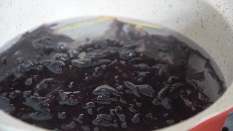 紫菜蛋花汤,锅中加入适量清水，放入紫菜一起煮开