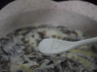 紫菜蛋花汤,加入盐拌匀即可出锅