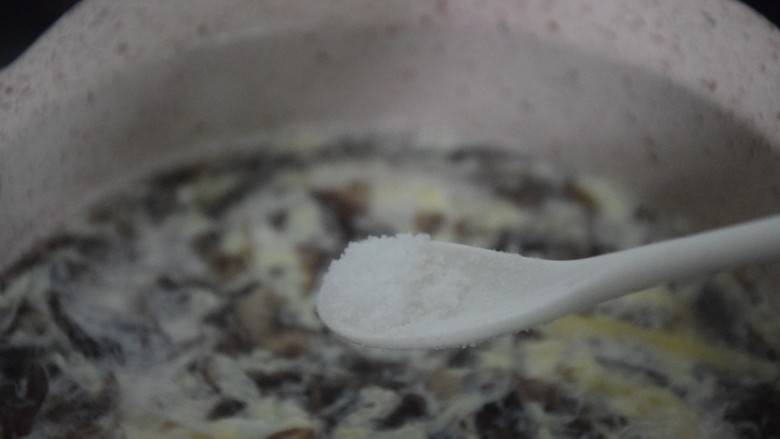 紫菜蛋花汤,加入盐拌匀即可出锅