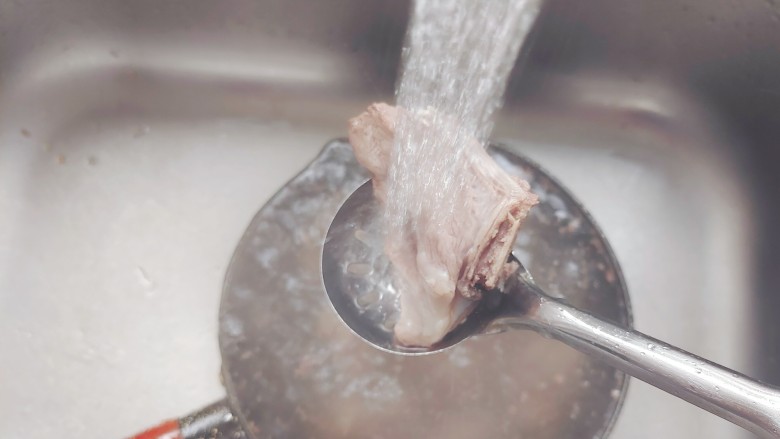 胡萝卜烧排骨,将煮好的排骨用流动水冲洗掉表面的浮沫，控干水分