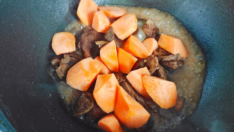 胡萝卜烧排骨,加入胡萝卜，盖上锅盖，继续小火焖煮20分钟