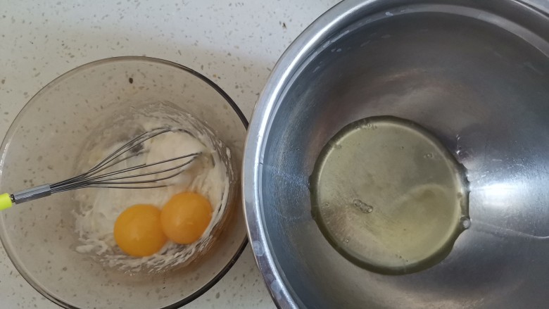 煎蛋糕卷,分离蛋清和蛋黄，蛋黄分离在面糊里，蛋清分离在无水无油的盆里