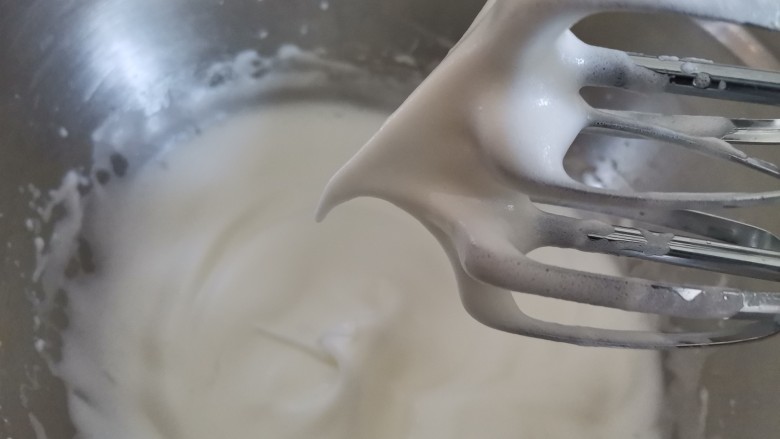 煎蛋糕卷,分三次加入白砂糖，打发至湿性发泡，即提起打蛋器有弯钩状态
