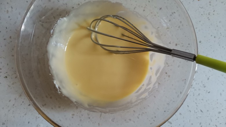 煎蛋糕卷,把蛋黄糊画z字搅拌均匀