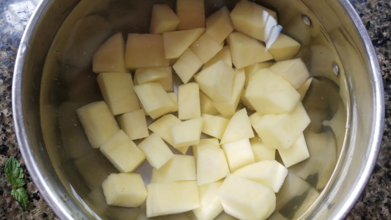 素炒双丁,切好的土豆洗去淀粉，泡在水里