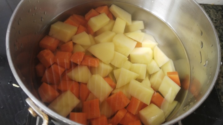 素炒双丁,锅里放开水，放入土豆和胡萝卜焯至断生