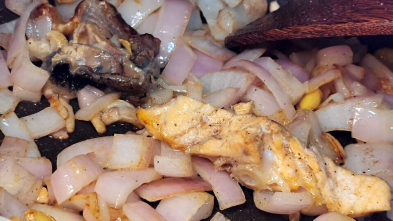 三文鱼豆腐羹,鱼皮，鱼骨煎香后加入洋葱与姜片继续炒香