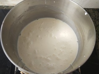 椰丝牛奶小方糕,将剩余的牛奶，淡奶油，白糖倒在锅里，拌匀