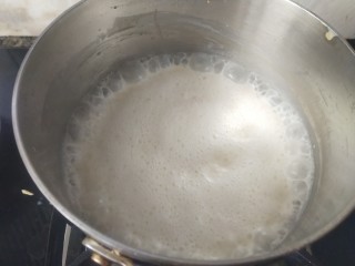 椰丝牛奶小方糕,奶液出现许多泡泡