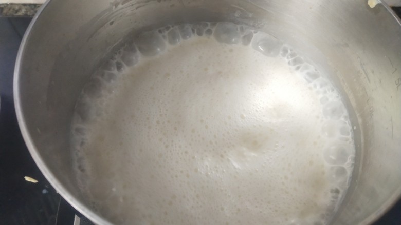 椰丝牛奶小方糕,奶液出现许多泡泡