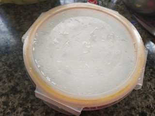 椰丝牛奶小方糕,凉了盖上盖子放入冰箱冷藏，至少