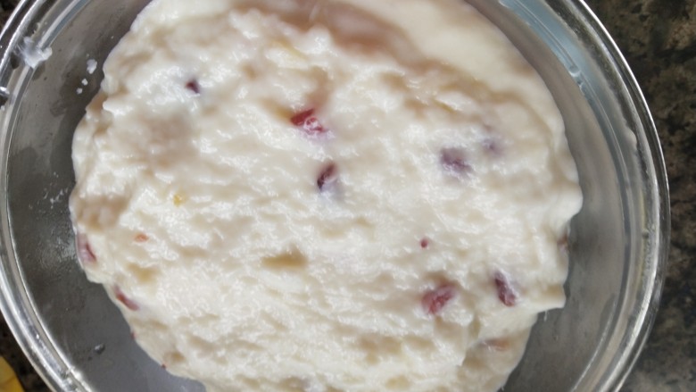 椰丝牛奶小方糕,呈膏状时离火搅拌，迅速倒入事先铺好椰蓉的容器里。