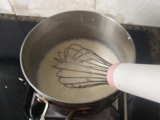 椰丝牛奶小方糕,开中火边煮边搅拌，防止粘锅