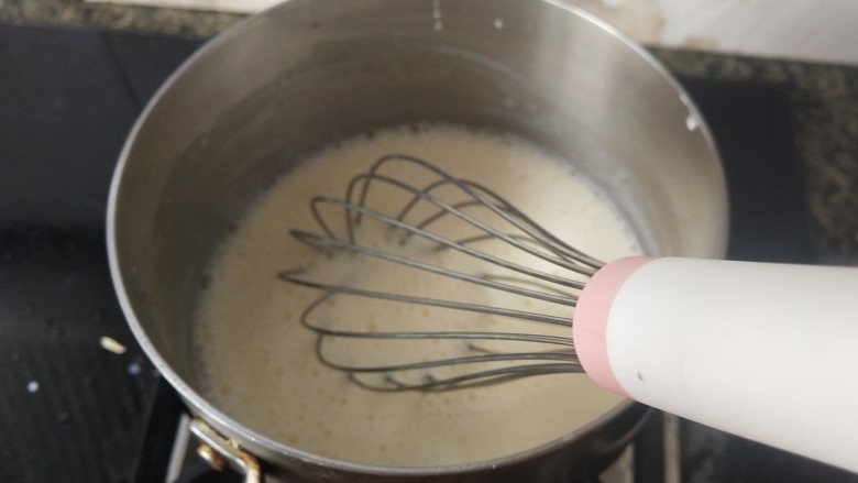 椰丝牛奶小方糕,开中火边煮边搅拌，防止粘锅