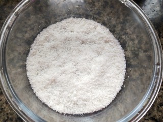 椰丝牛奶小方糕,玻璃容器洗干净，晾干，底部铺上一层厚厚的椰蓉